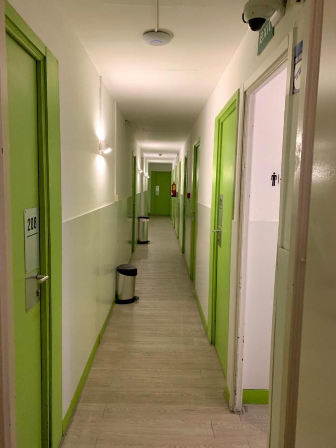 And Basic Universitat For Young Guest house