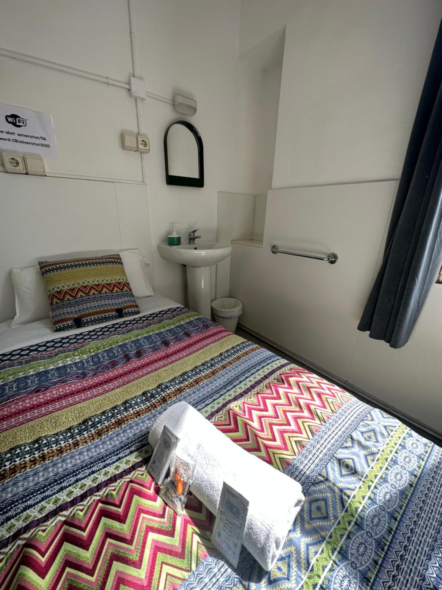And Basic Universitat For Young Guest house
