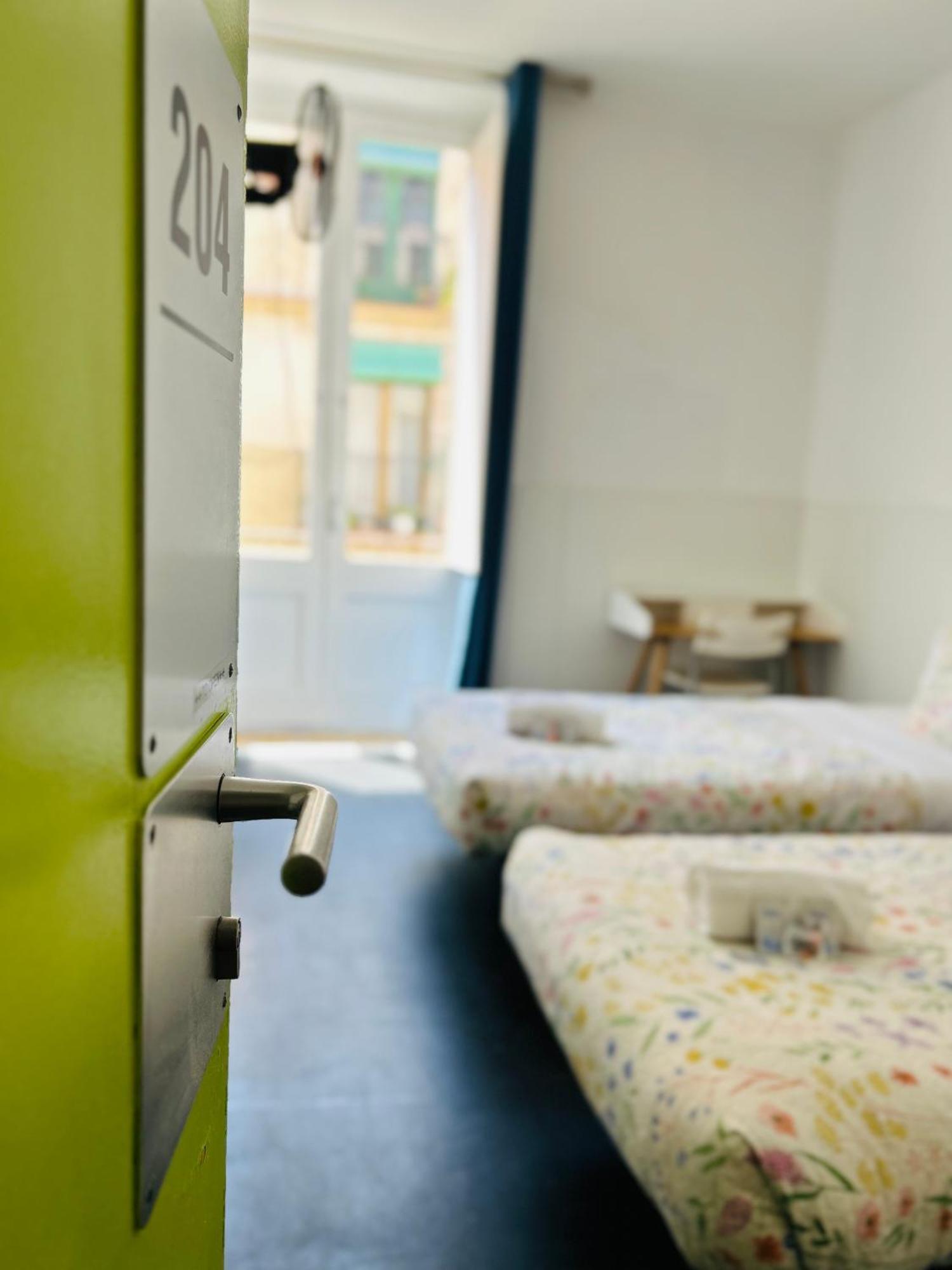 And Basic Universitat For Young Guest house