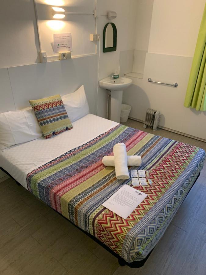 And Basic Universitat For Young Guest house